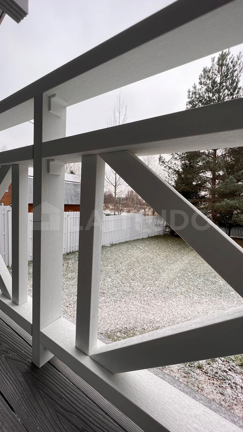 Красивая терраса, входная зона с белоснежными ограждениями и отделка балкона в двухэтажном доме