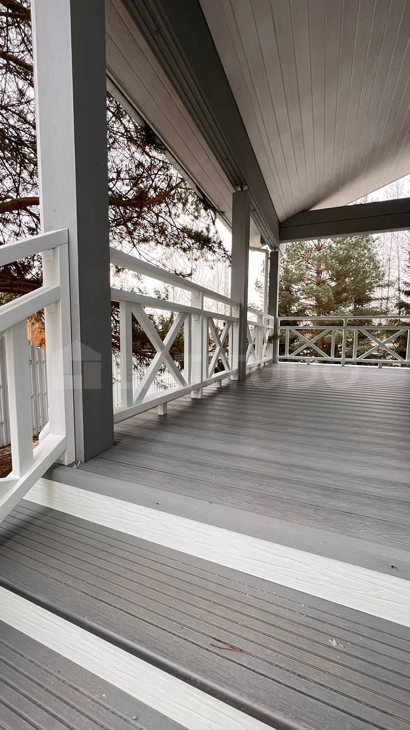 Красивая терраса, входная зона с белоснежными ограждениями и отделка балкона в двухэтажном доме